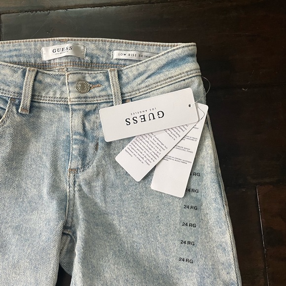 GUESS skinny jeans - size 24 - NWT - light wash - Picture 4 of 5